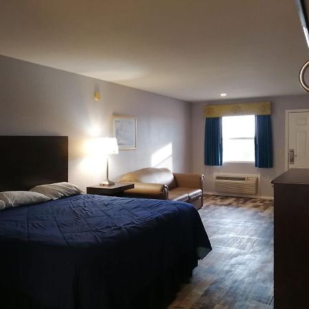 Riata Inn - Crystal City Extérieur photo