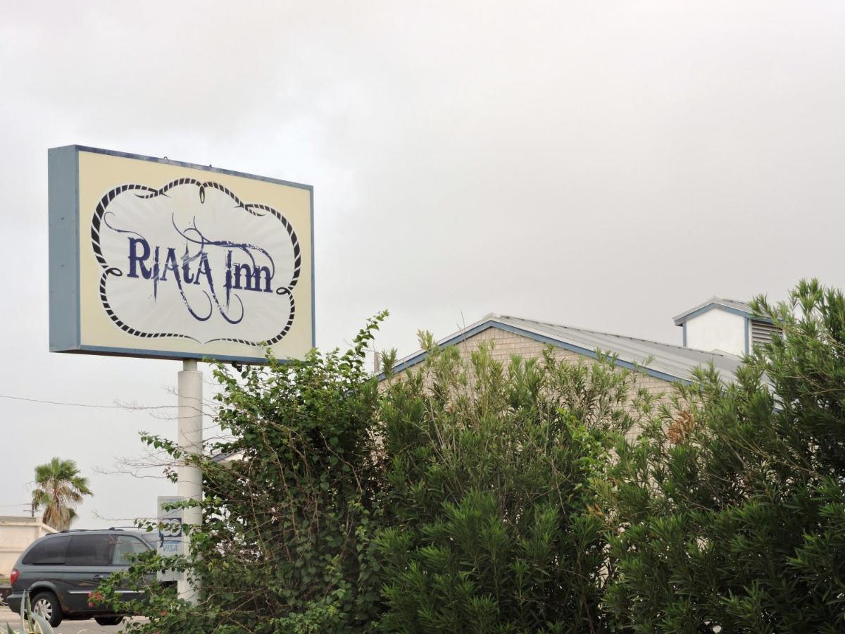 Riata Inn - Crystal City Extérieur photo