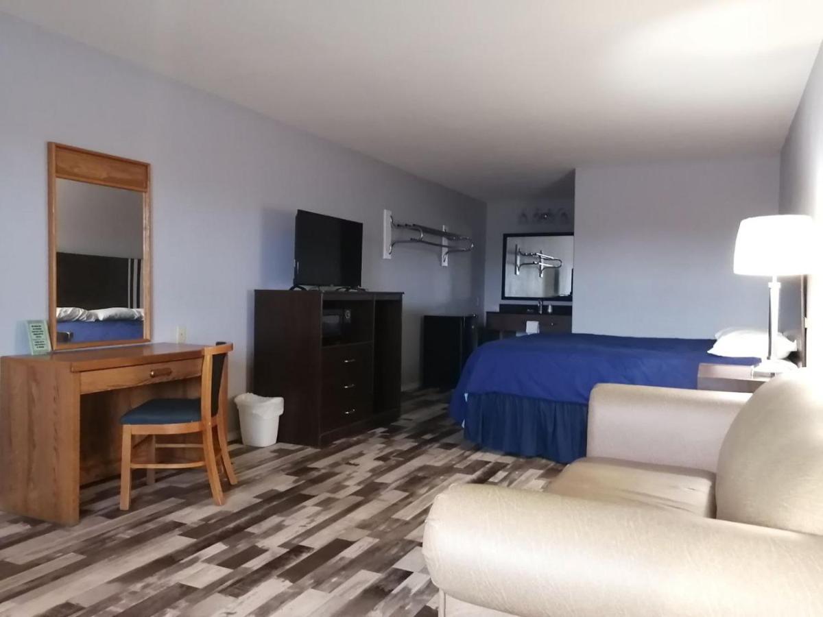 Riata Inn - Crystal City Extérieur photo