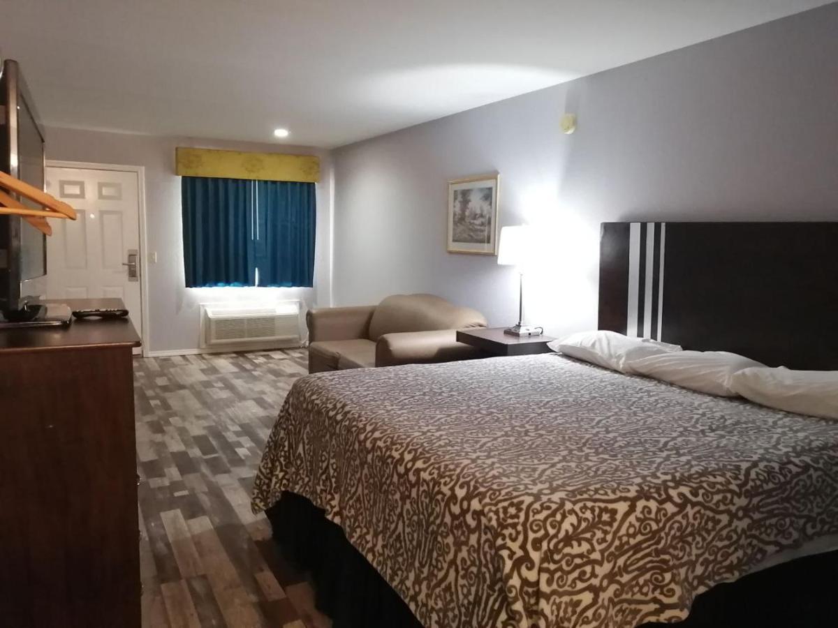 Riata Inn - Crystal City Extérieur photo