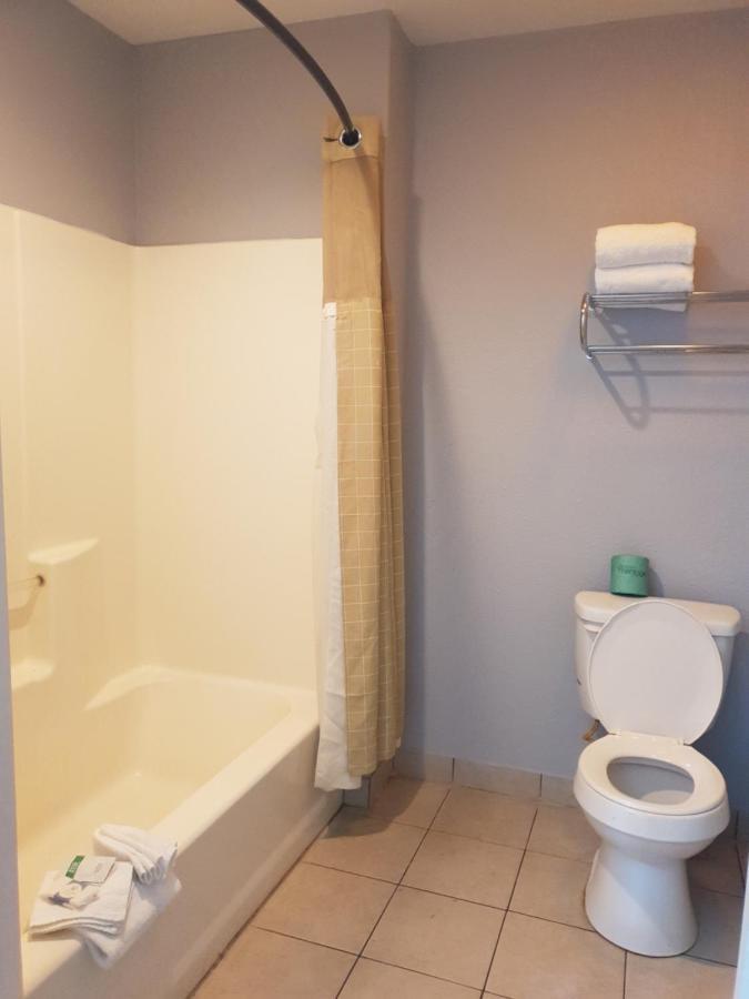 Riata Inn - Crystal City Extérieur photo